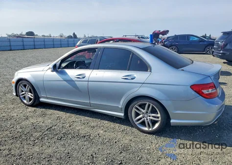 2013 Mercedes-Benz C 250 z USA, uszkodzony, nr VIN WDDGF4HB0DR299216